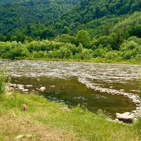 будинок поміж гір
